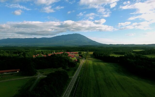 小岩井農場空拍:岩手山下的牧場與紅屋頂農舍