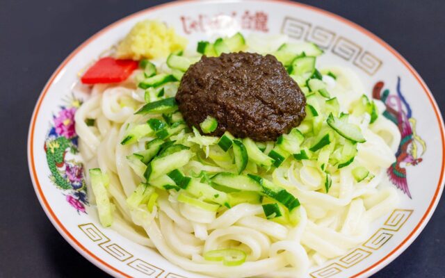 白龍的盛岡炸醬麵(攪拌前):肉味噌、小黃瓜與粗麵