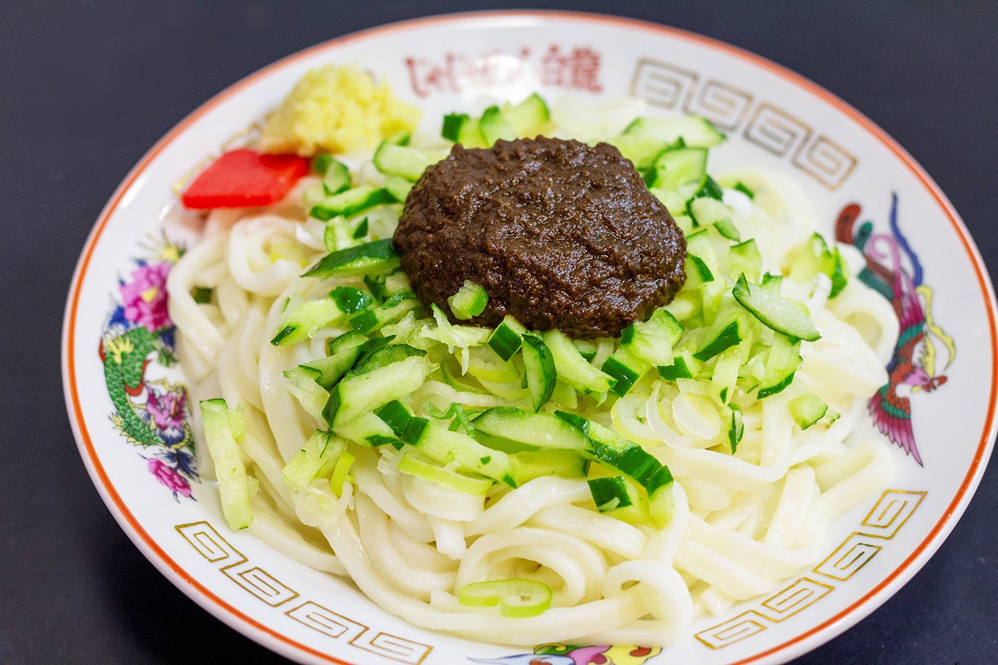 白龍的盛岡炸醬麵(攪拌前):肉味噌、小黃瓜與粗麵