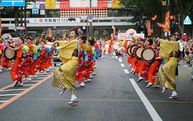 盛岡SANSA舞祭:舞者背著太鼓邊打邊跳的遊行