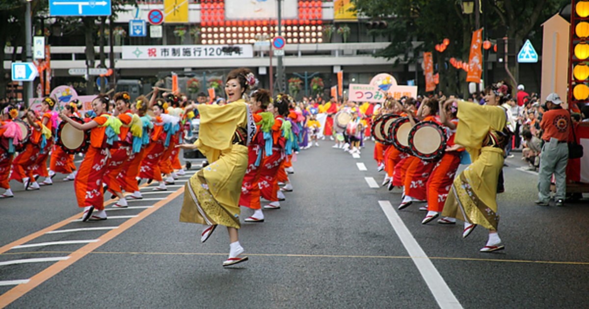 盛岡SANSA舞祭:舞者背著太鼓邊打邊跳的遊行