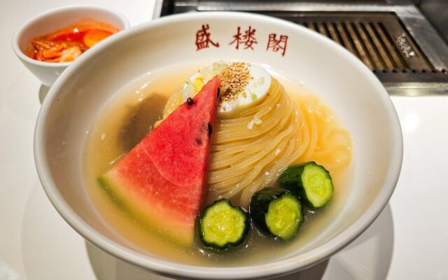 盛樓閣冷麵:透明彈牙的麵條配西瓜,辣味泡菜另附(別辛)