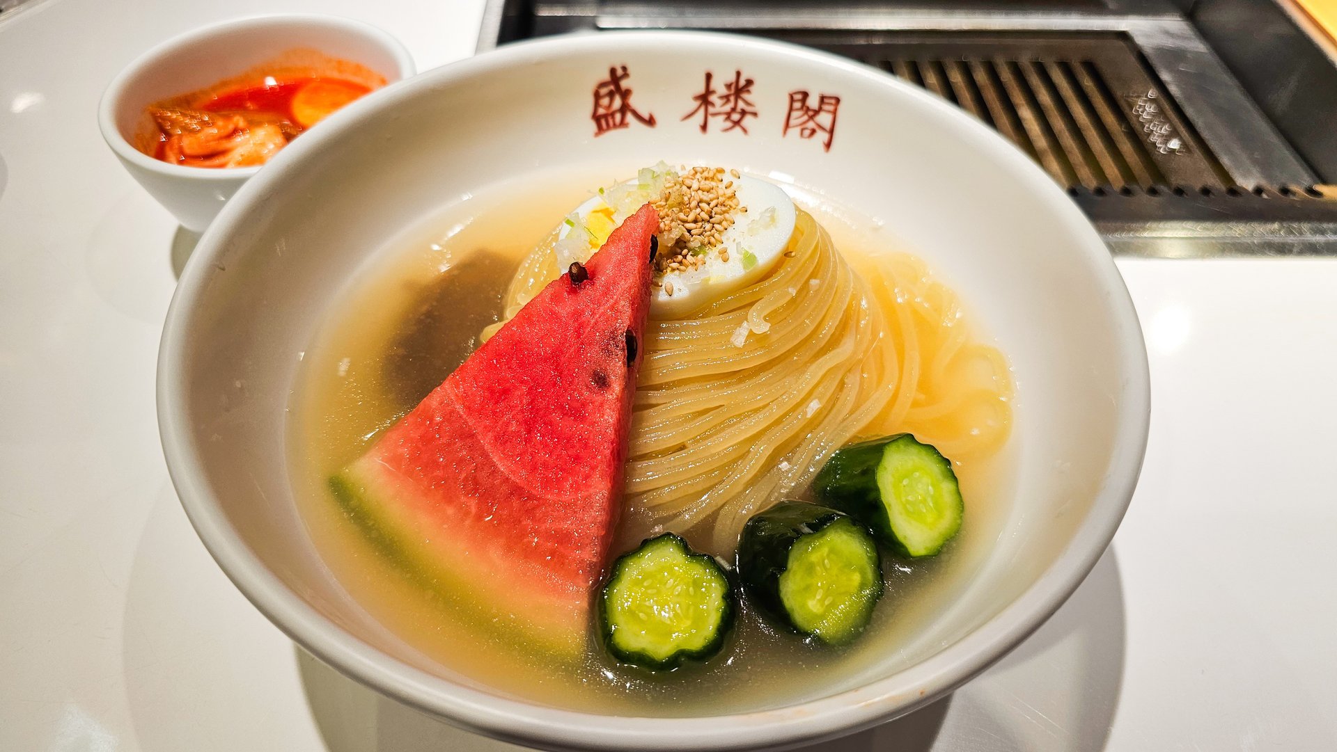 盛樓閣冷麵:透明彈牙的麵條配西瓜,辣味泡菜另附(別辛)