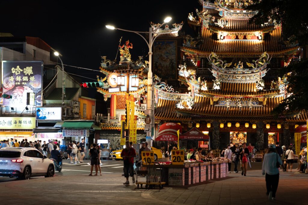 夜晚的廟宇與夜市 — 對我來說,就像每晚舉辦的祭典