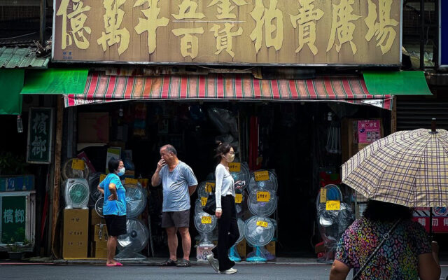 台灣老街的五金百貨店面 — 我喜歡的,就是這樣的台灣日常