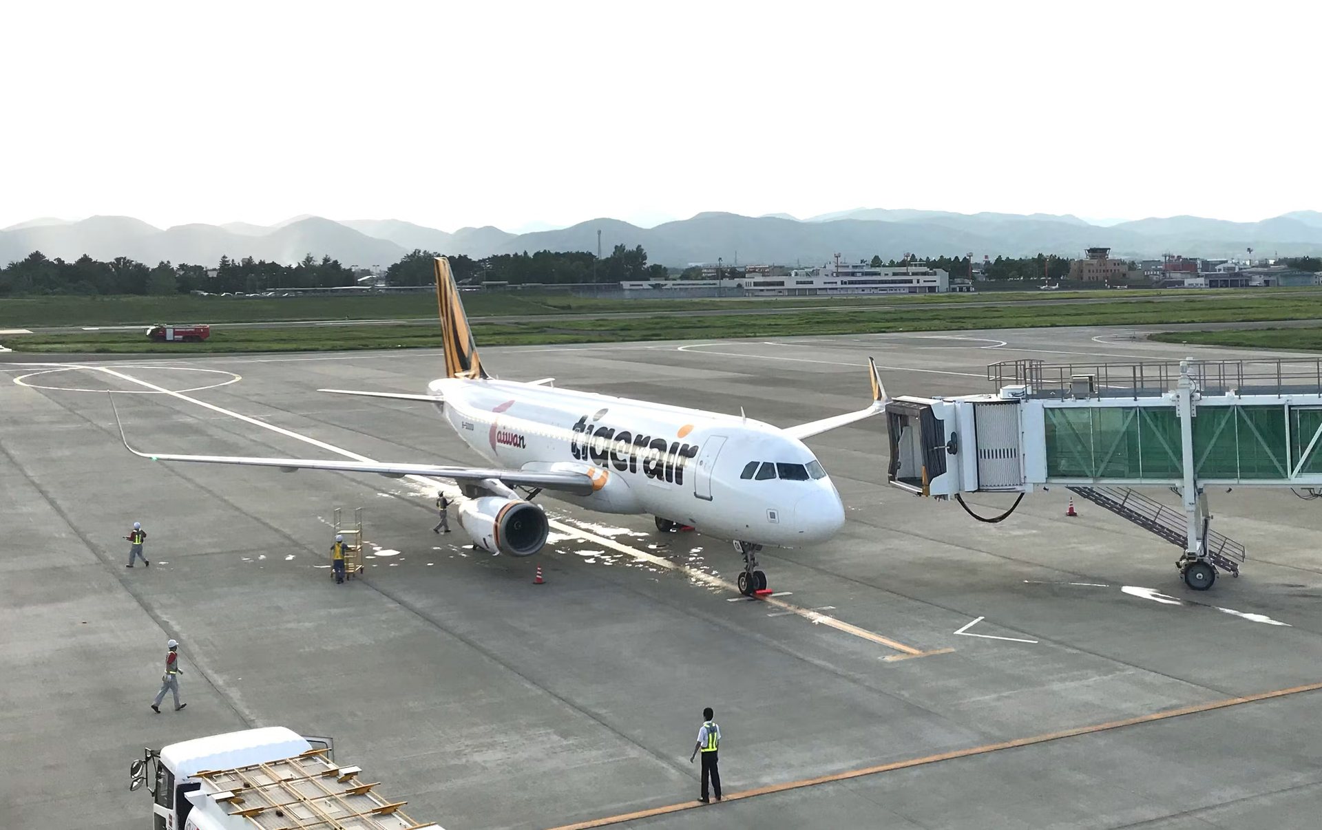 台灣虎航A320停靠岩手花卷機場空橋